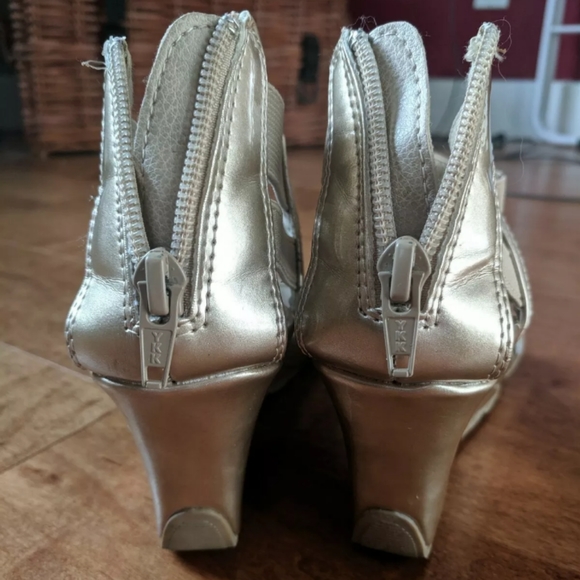 Kenneth Cole Reaction Gold Wedge Sandals - Picture 4 of 4